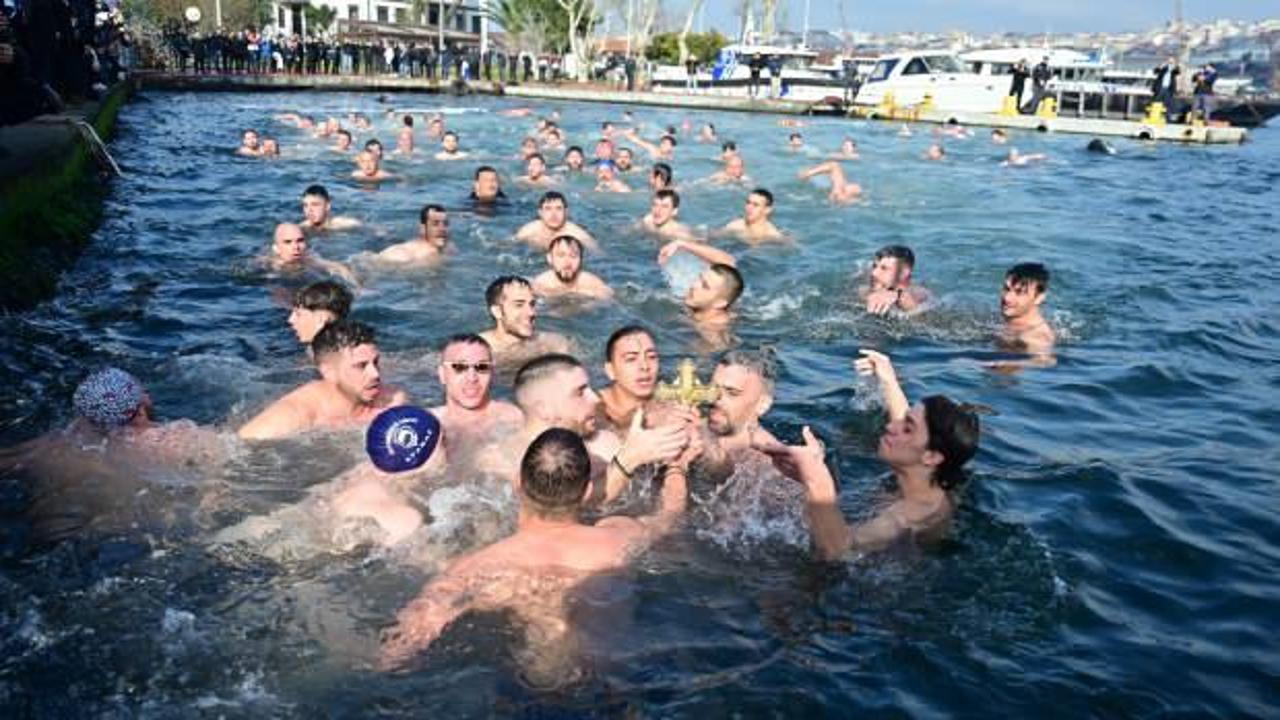 Haliç’te denizden haç çıkarma töreni düzenlendi