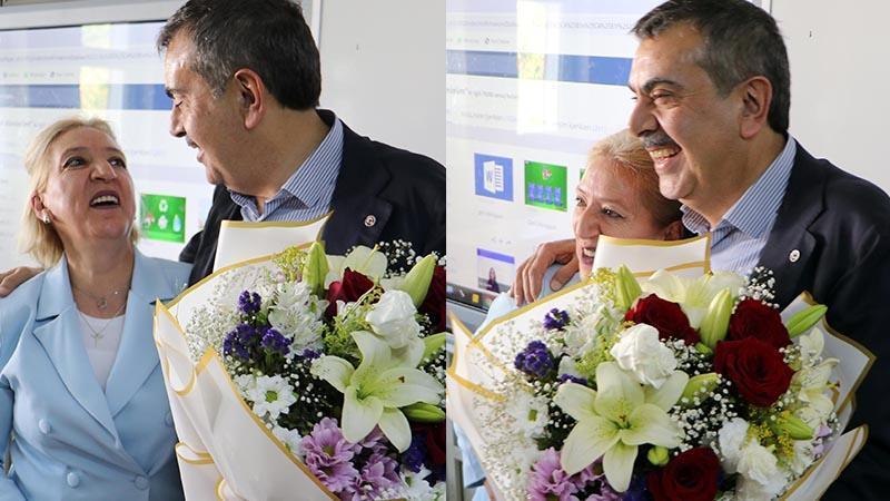 Bakan Tekin’den sınıf öğretmenine sürpriz doğum günü kutlaması