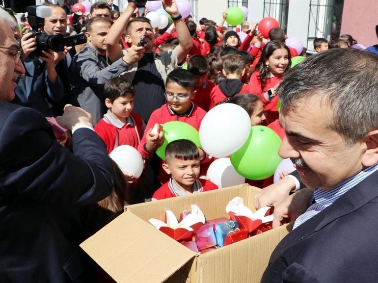 Bakan Tekin'den sınıf öğretmenine sürpriz doğum günü kutlaması
