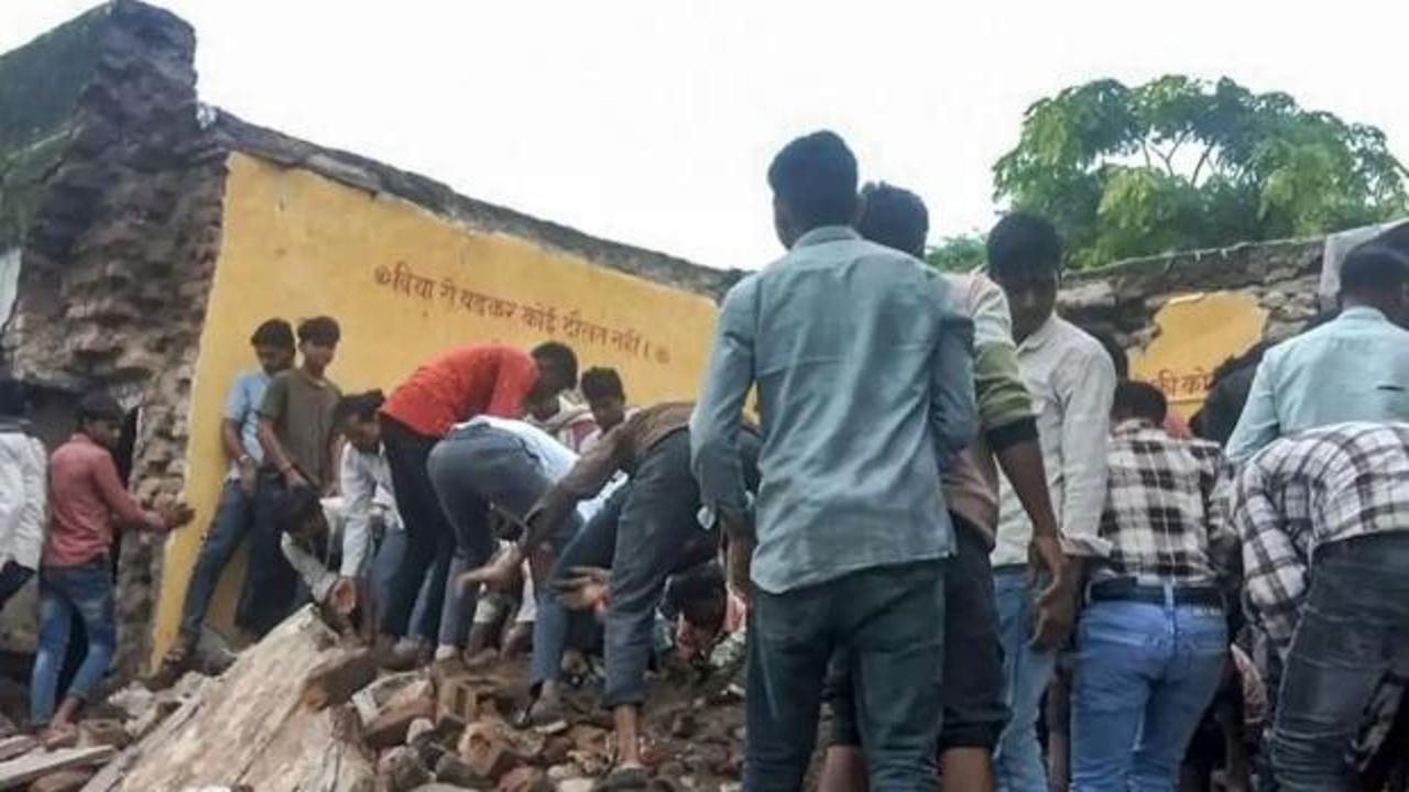 Okulun çatısı çöktü! Hindistan’da facia: 4 ölü!