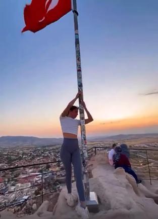 Kapadokya’da bayrak direğinde dansa soruşturma