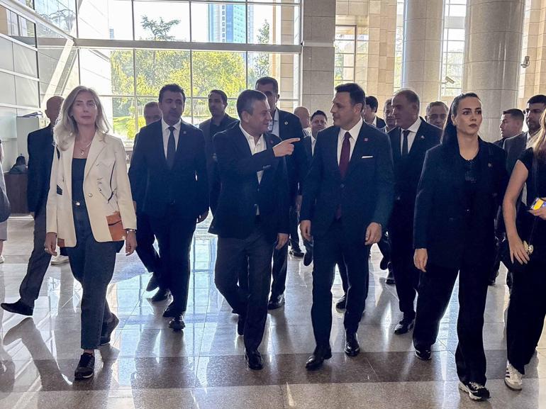 Özgür Özel İstanbul Adalet Sarayı önünde açıklama yaptı