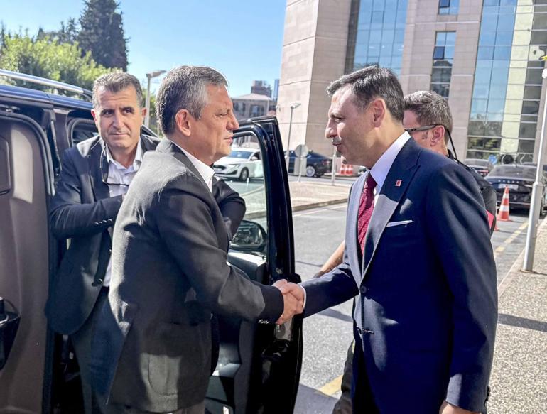 Özgür Özel İstanbul Adalet Sarayı önünde açıklama yaptı