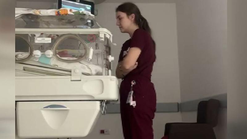 Pediatri doktorunun kuvöz başındaki nöbeti sosyal medyada ilgi gördü