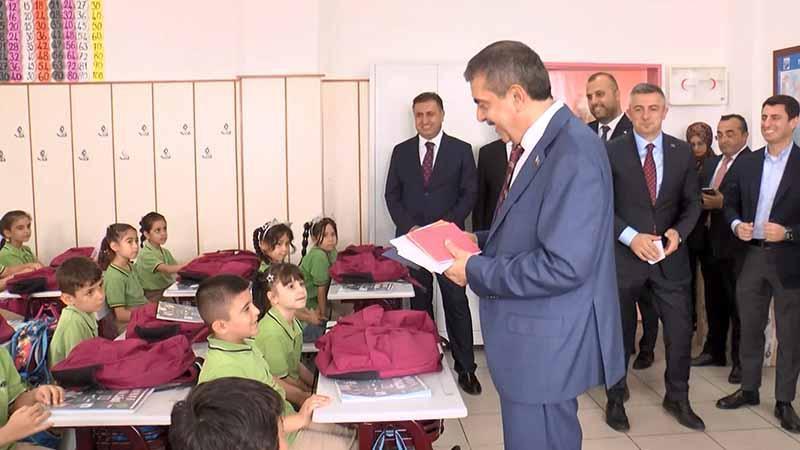 Milli Eğitim Bakanı Tekin, mektupla kendisini okullarına davet eden öğrencileri ziyaret etti