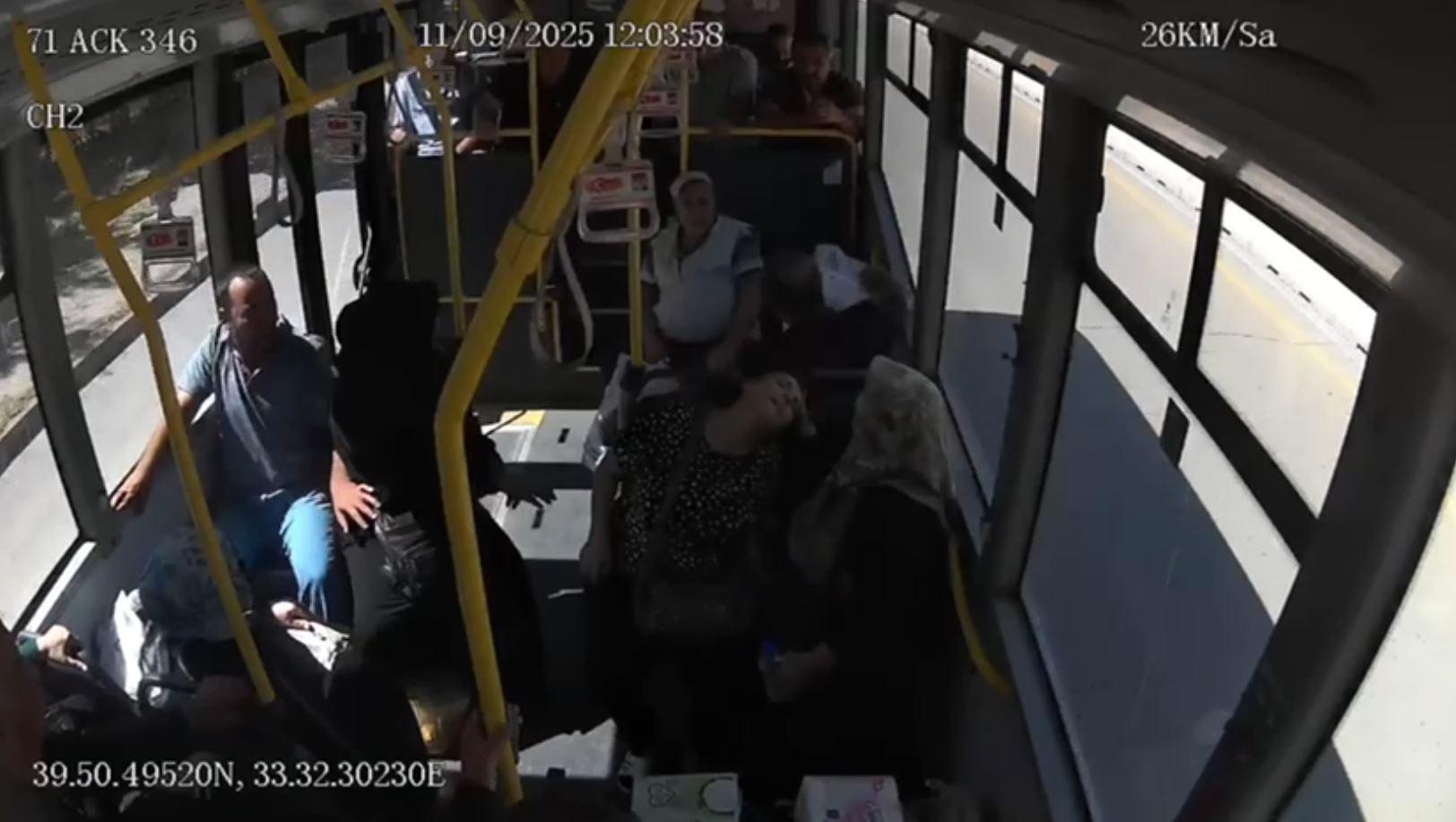 Kırıkkale’de halk otobüsünde fenalaşan kadın ambulansa teslim edildi