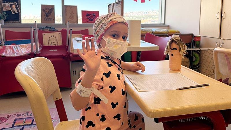 Lösemi tedavisi gören Zeynep, ilkokula hastanede başladı