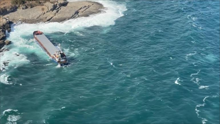 Bakan Yerlikaya'dan karaya oturan gemideki mürettebatı kurtaran helikopter pilotu üsteğmene tebrik