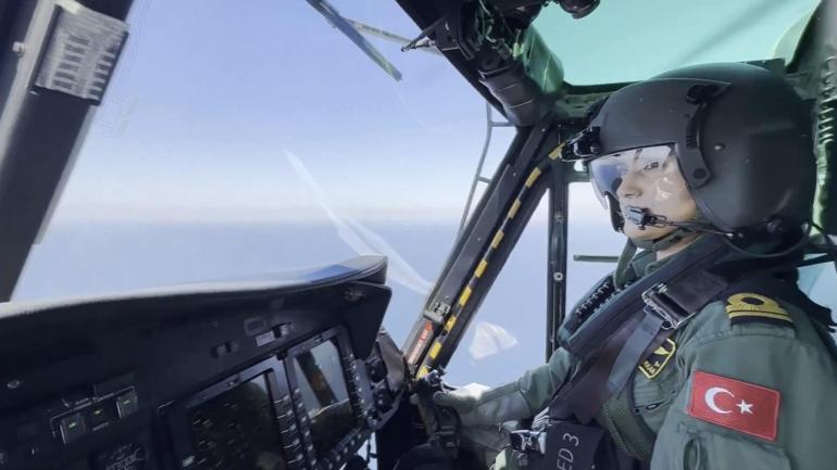Bakan Yerlikaya'dan karaya oturan gemideki mürettebatı kurtaran helikopter pilotu üsteğmene tebrik