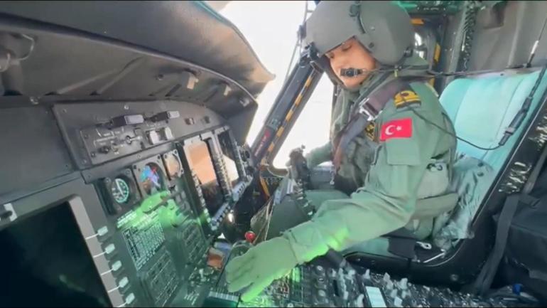 Bakan Yerlikaya'dan karaya oturan gemideki mürettebatı kurtaran helikopter pilotu üsteğmene tebrik