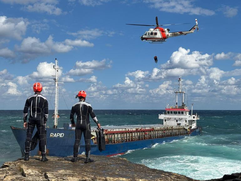 Bakan Yerlikaya'dan karaya oturan gemideki mürettebatı kurtaran helikopter pilotu üsteğmene tebrik