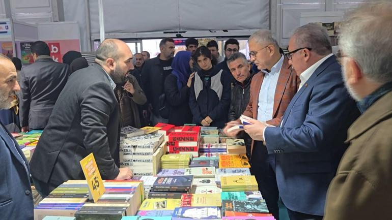 İstanbul Valisi Davut Gül, Üsküdar Kaymakamlığı Kitap Fuarı'nın açılışına katıldı