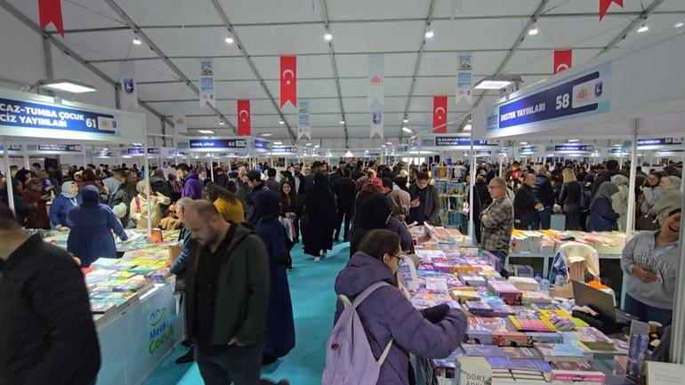 İstanbul Valisi Davut Gül, Üsküdar Kaymakamlığı Kitap Fuarı'nın açılışına katıldı