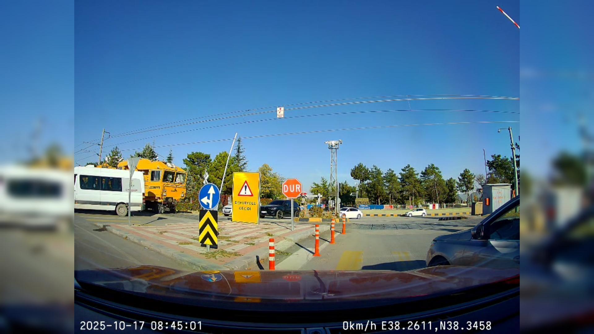 Bariyer erken açıldı, servisteki öğrenciler tehlike atlattı