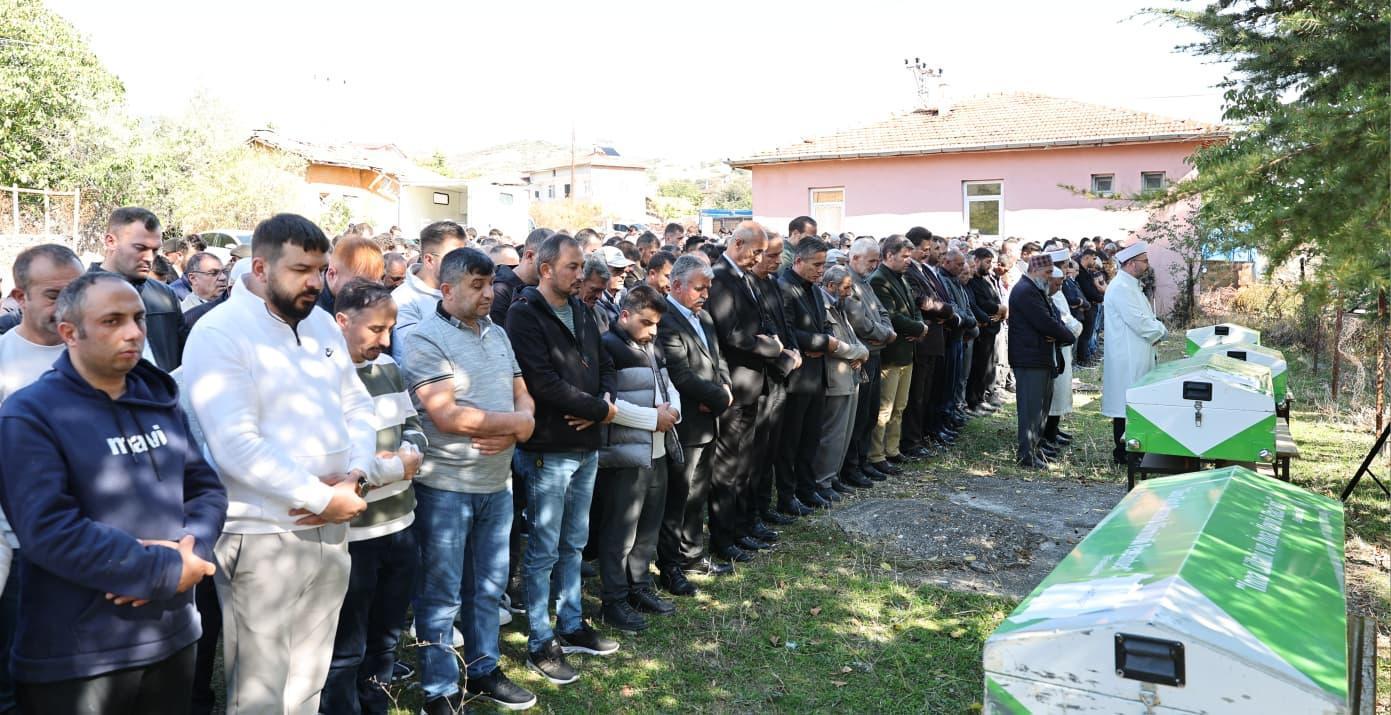 Amasya’daki kazada ölen 3 kardeş ile enişteleri toprağa verildi