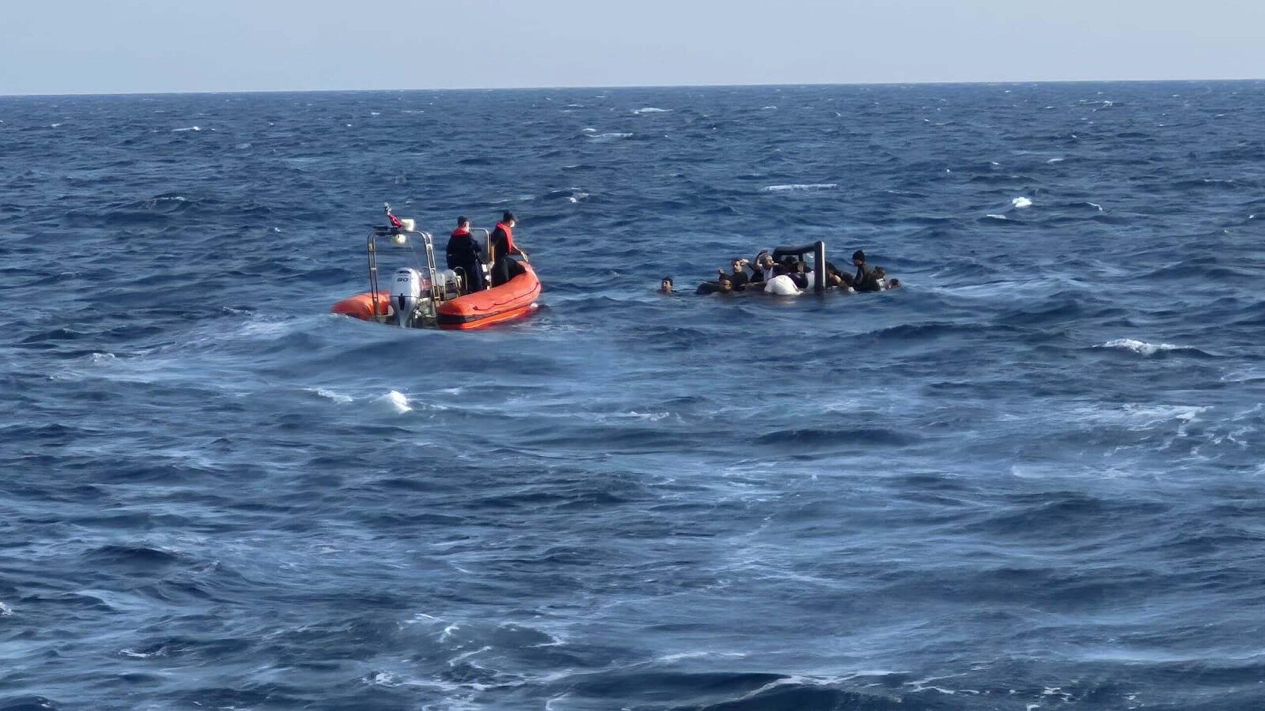 Yunan unsurlarınca geri itilen can salındaki 26 kaçak göçmen kurtarıldı