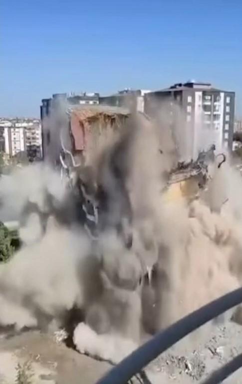 Diyarbakır’da 11 katlı bina, yıkım sırasında çöktü