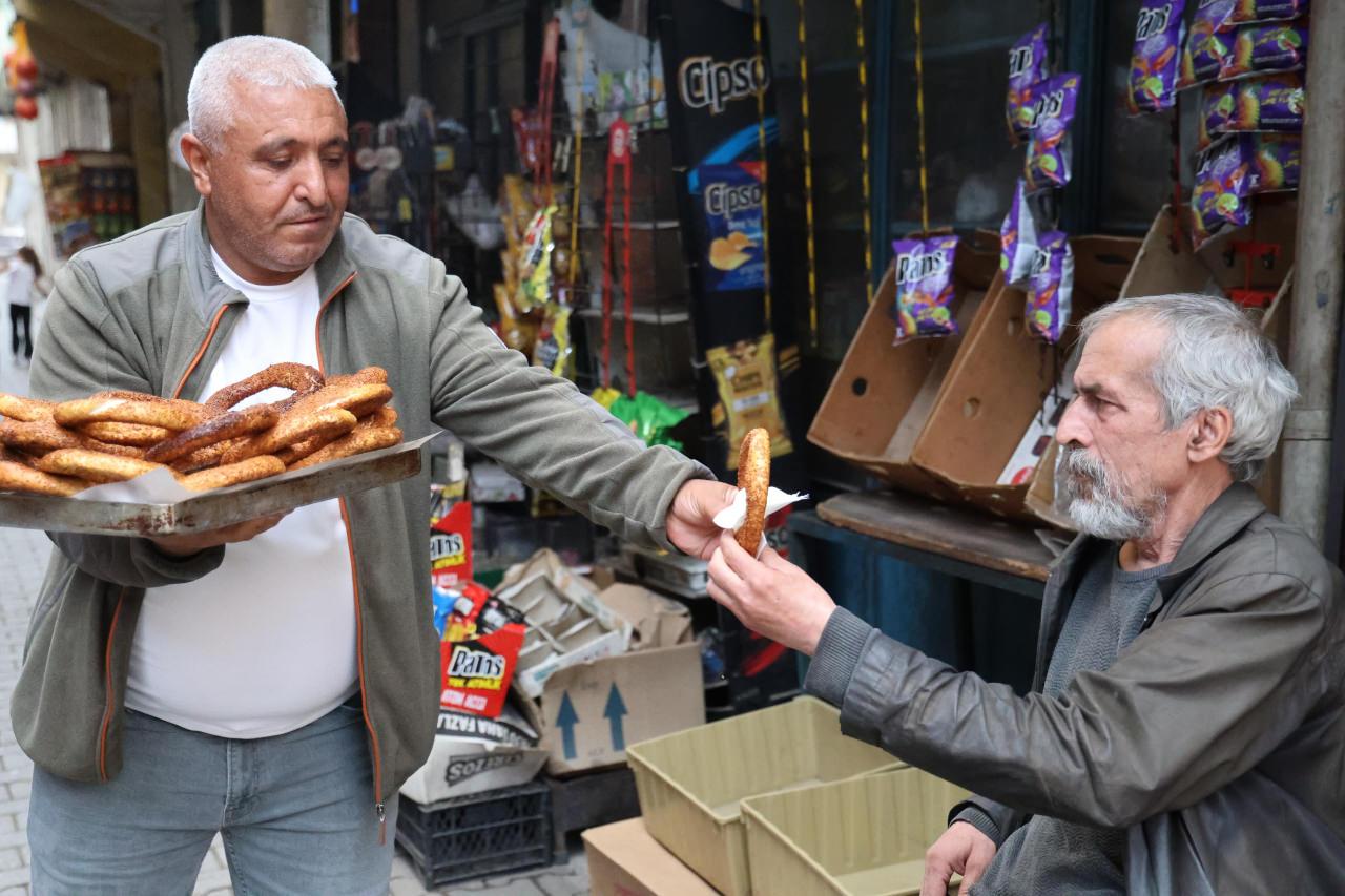 Diyarbakır'da 20 yıldır simit satan adam 49 yaşında atandı