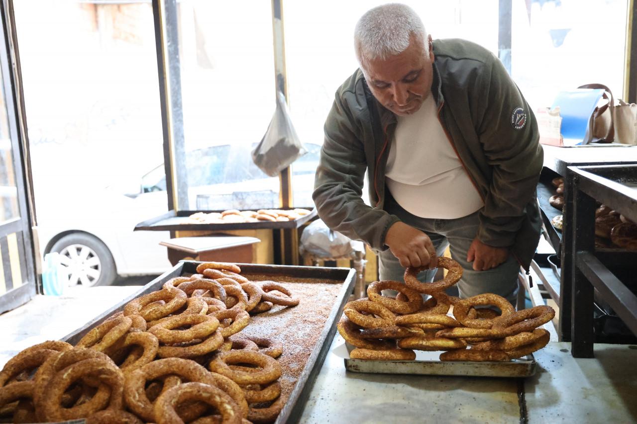 Diyarbakır'da 20 yıldır simit satan adam 49 yaşında atandı