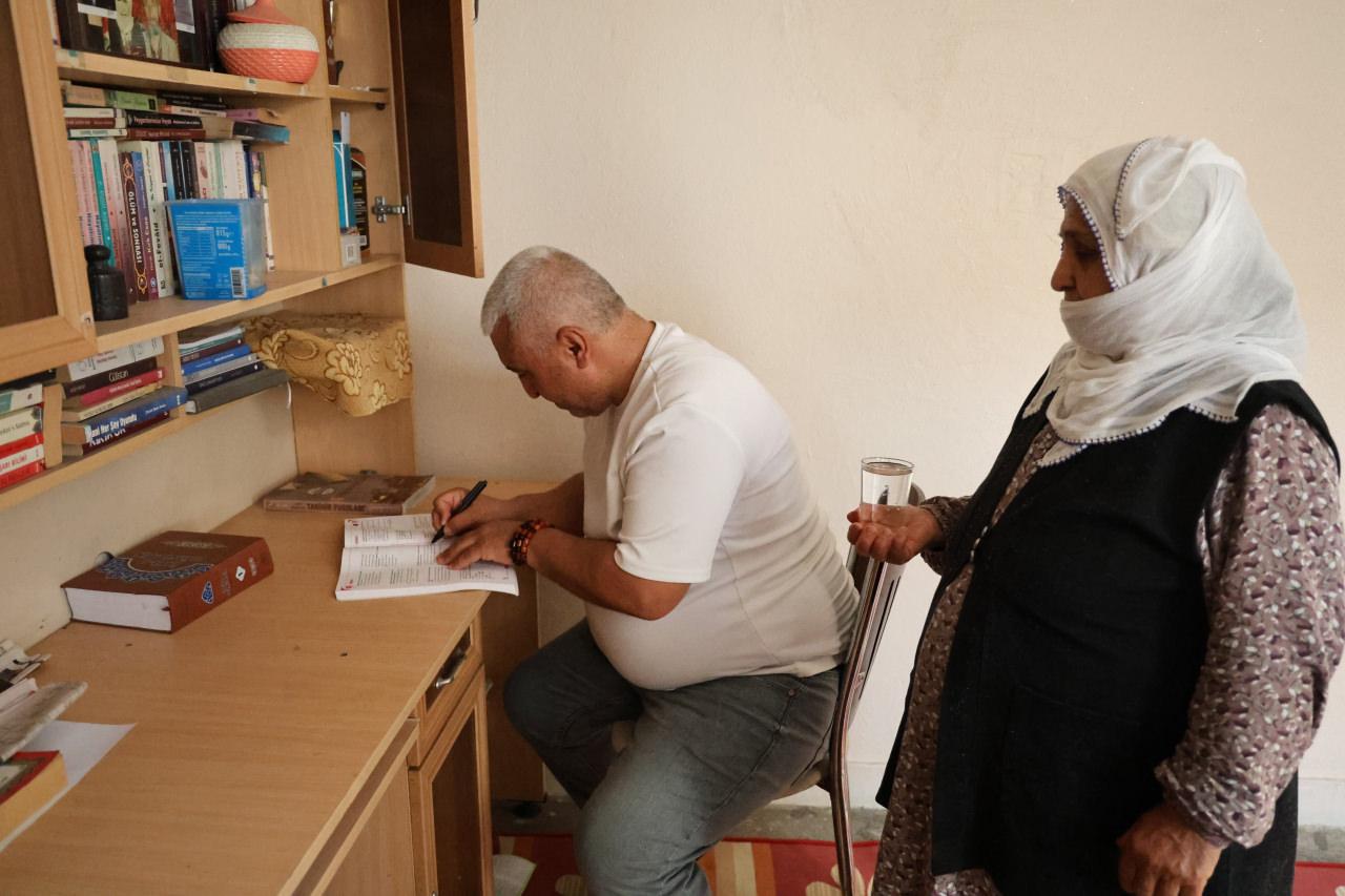 Diyarbakır'da 20 yıldır simit satan adam 49 yaşında atandı