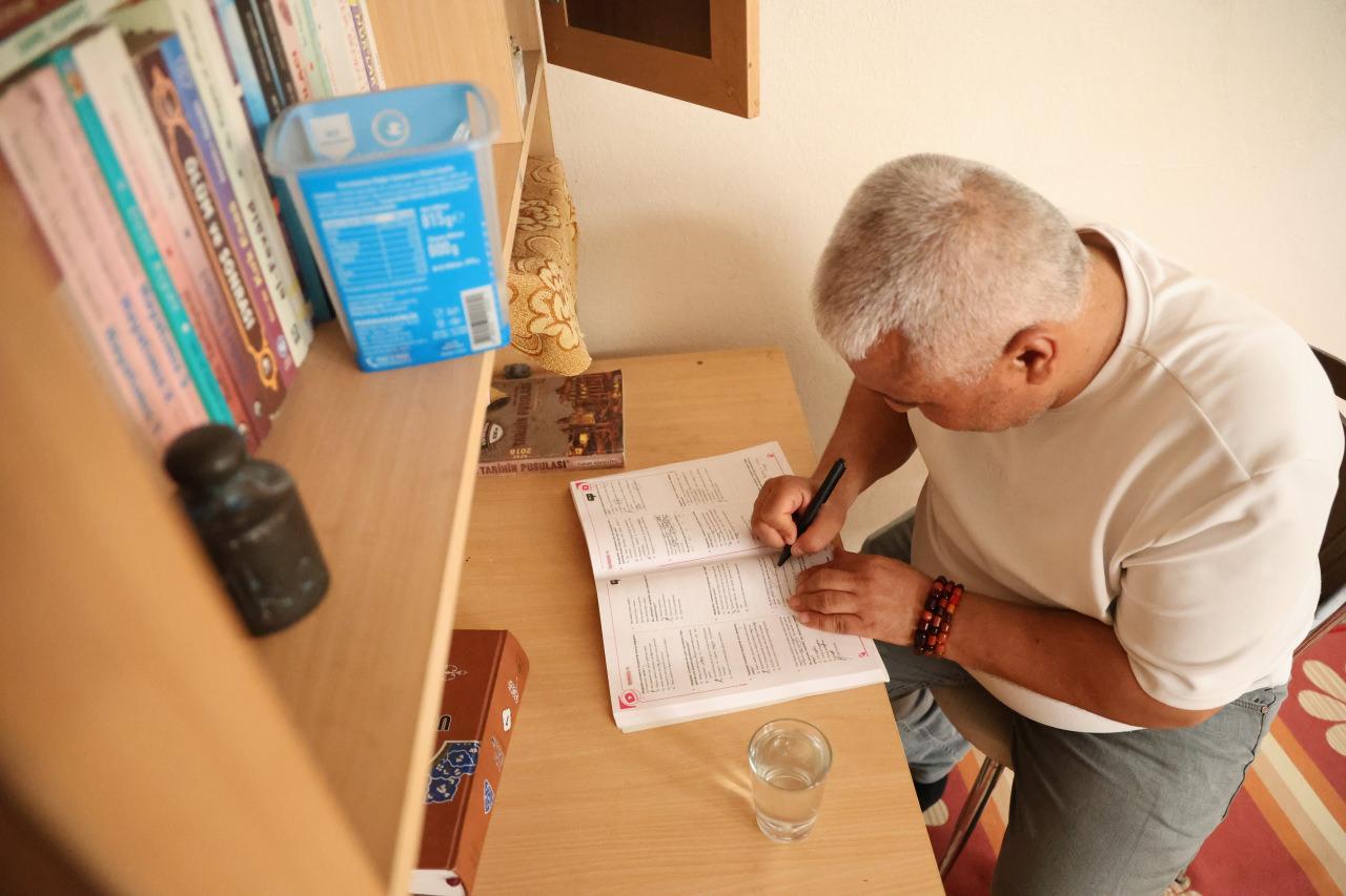 Diyarbakır'da 20 yıldır simit satan adam 49 yaşında atandı