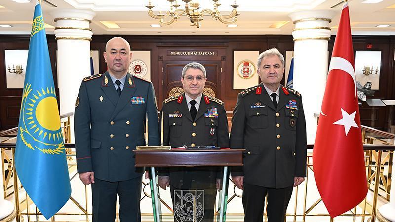 Orgeneral Bayraktaroğlu, Kazakistan Kara Kuvvetleri Komutanını kabul etti