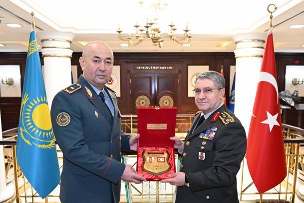 Orgeneral Bayraktaroğlu, Kazakistan Kara Kuvvetleri Komutanını kabul etti