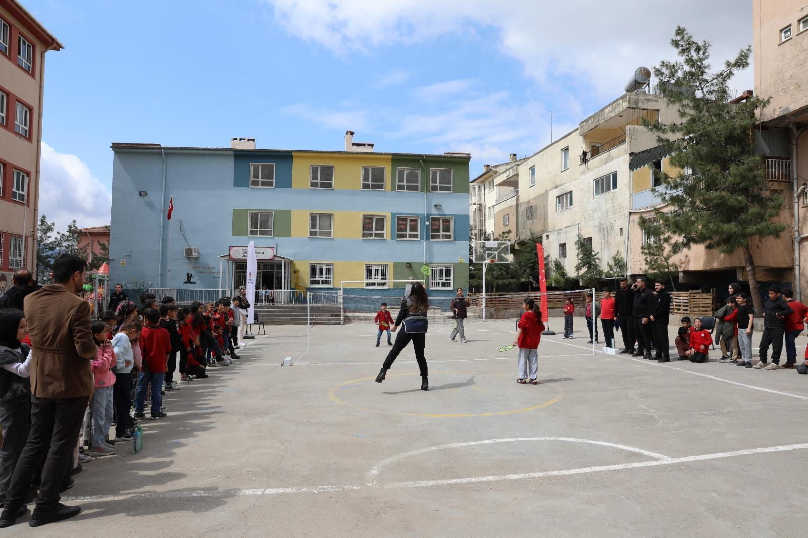 Mardin’de Polis Haftası kapsamında badminton etkinliği düzenlendi