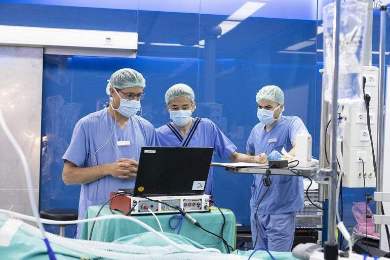Medicana Ataşehir Hastanesi’nde canlı beyin pili cerrahisi uluslararası katılımla gerçekleştirildi
