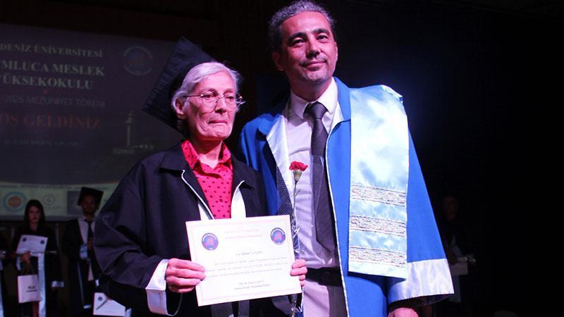 70 yaşında üniversiteden mezun oldu belgesini profesör oğlu verdi