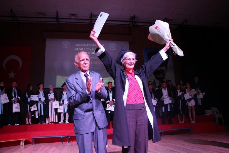 70 yaşında üniversiteden mezun oldu belgesini profesör oğlu verdi