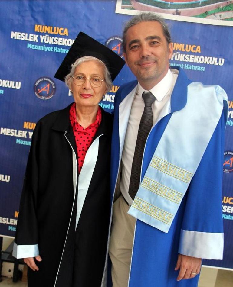 70 yaşında üniversiteden mezun oldu belgesini profesör oğlu verdi