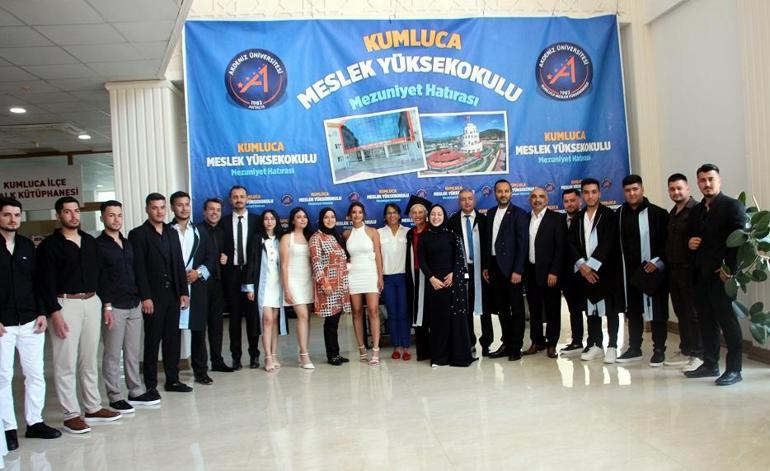 70 yaşında üniversiteden mezun oldu belgesini profesör oğlu verdi