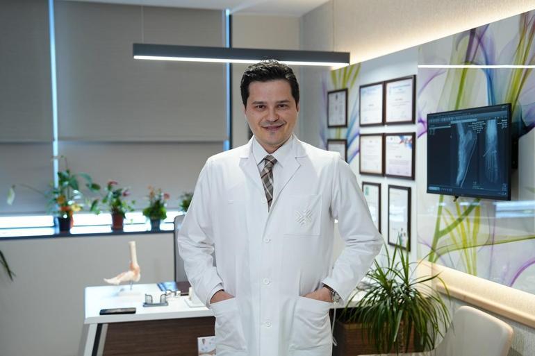 Halı sahada Lisfranc yaralanması yaşayan hasta aylar sonra yürümeye başladı