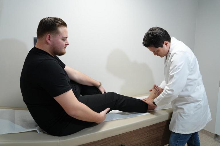 Halı sahada Lisfranc yaralanması yaşayan hasta aylar sonra yürümeye başladı
