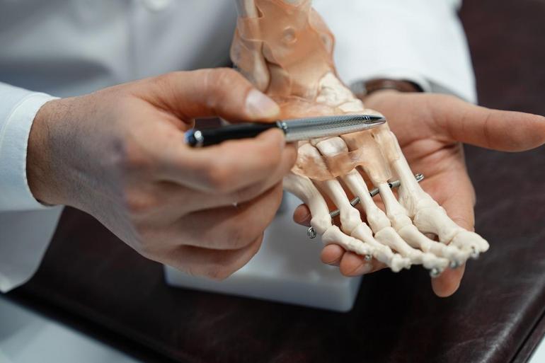 Halı sahada Lisfranc yaralanması yaşayan hasta aylar sonra yürümeye başladı