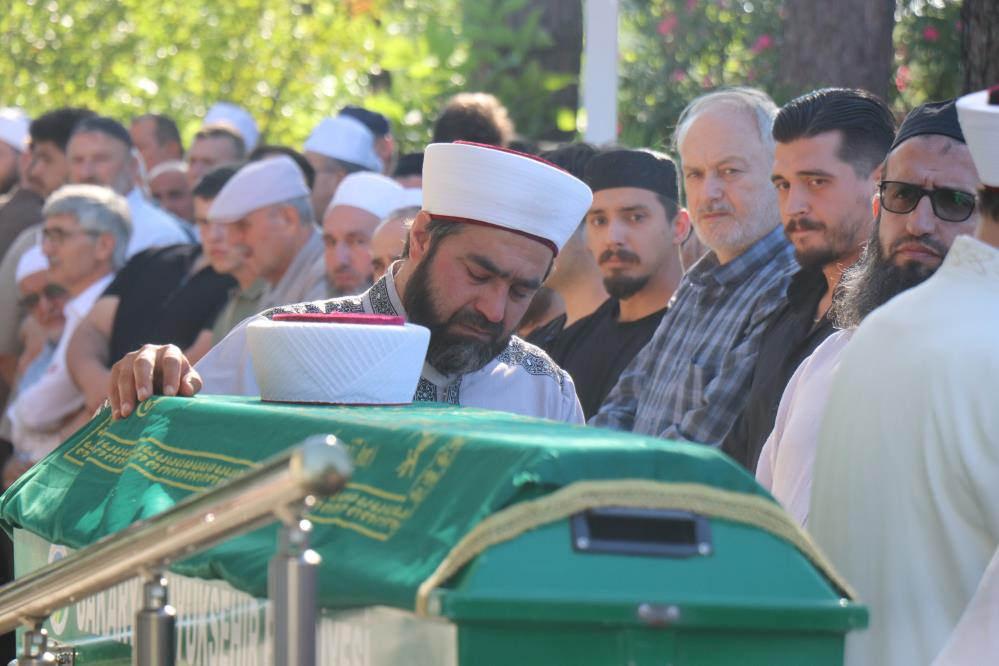 Vefat eden hafızın cenaze namazını imam olan babası kıldırdı