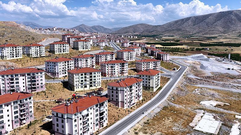 Bakan Kurum, Malatya’da sosyal konutlarına yerleşen Başar çiftinin görüntülerini paylaştı