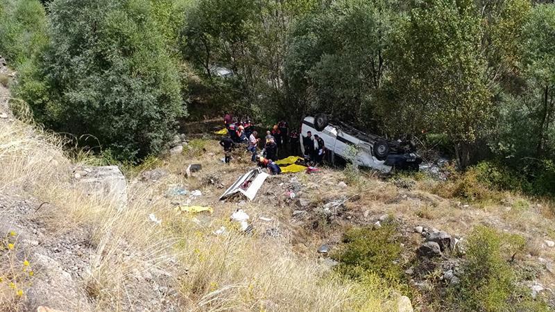 Sivas’ta yolcu minibüsü uçuruma devrildi: 4 ölü, 10 yaralı