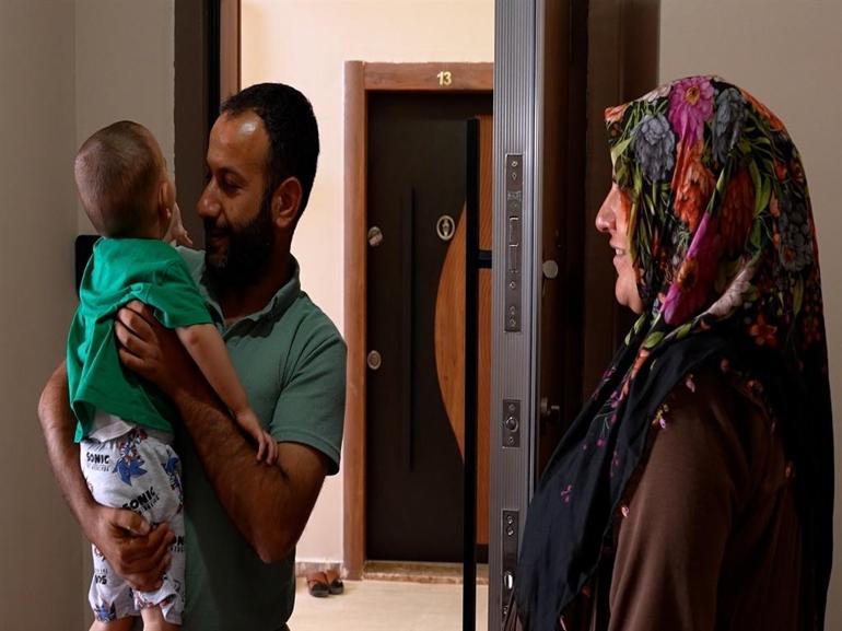 Bakan Kurum, Malatya'da sosyal konutlarına yerleşen Başar çiftinin görüntülerini paylaştı