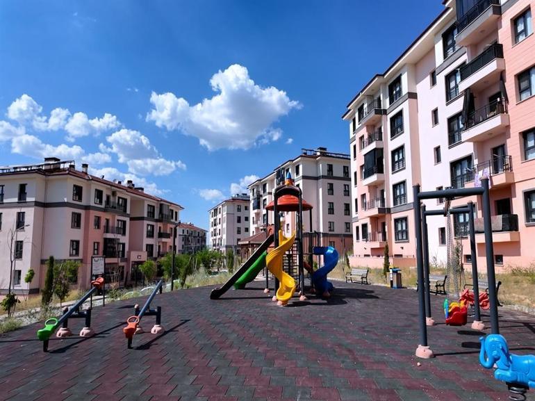 Bakan Kurum, Malatya'da sosyal konutlarına yerleşen Başar çiftinin görüntülerini paylaştı