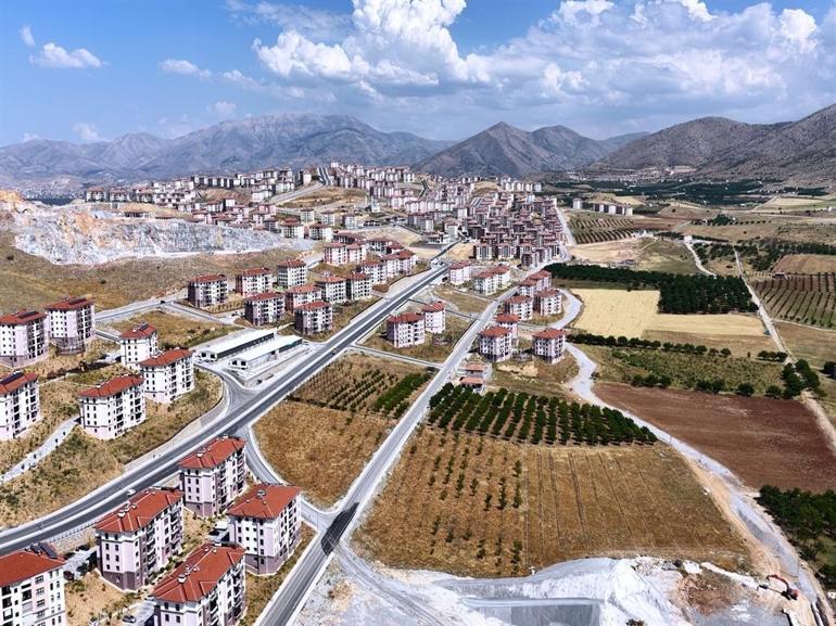 Bakan Kurum, Malatya'da sosyal konutlarına yerleşen Başar çiftinin görüntülerini paylaştı